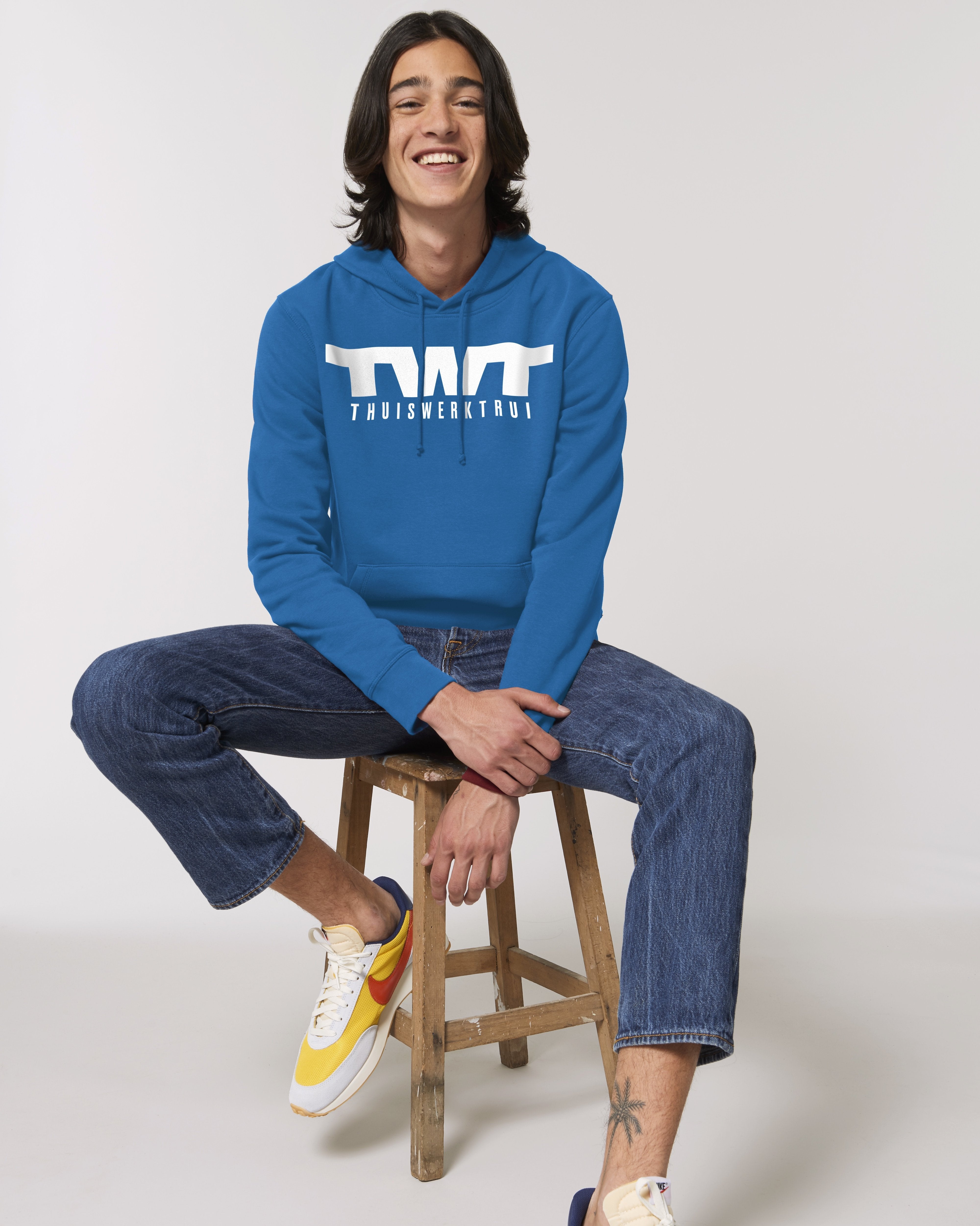 Hoodie met vet geschreven opdruk 'TWT en thuiswerktrui' - Witte opdruk Hoodie met vet geschreven opdruk 'TWT en thuiswerktrui' - Witte opdruk